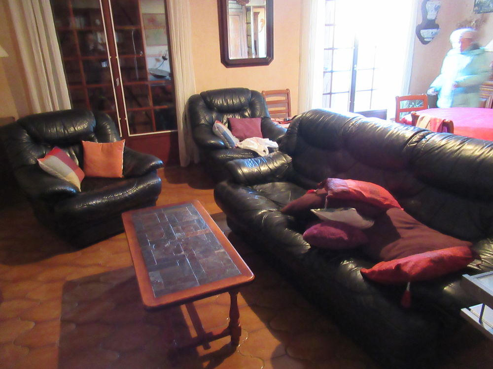 un canap&eacute; et 2 fauteuils en cuir noir Meubles