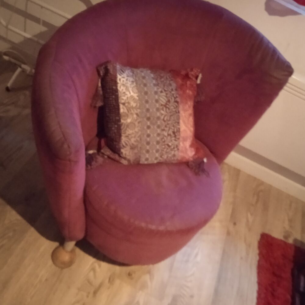 Gros fauteuil violet dossier assym&eacute;trique , largeur 80, haut Meubles