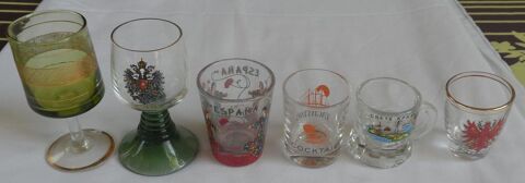Lot de 6 petits verres divers neufs
dont 1 �br�ch� au pied   15 Castries (34)
