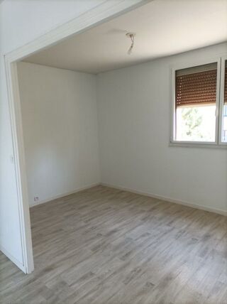  Appartement à louer 4 pièces 82 m²
