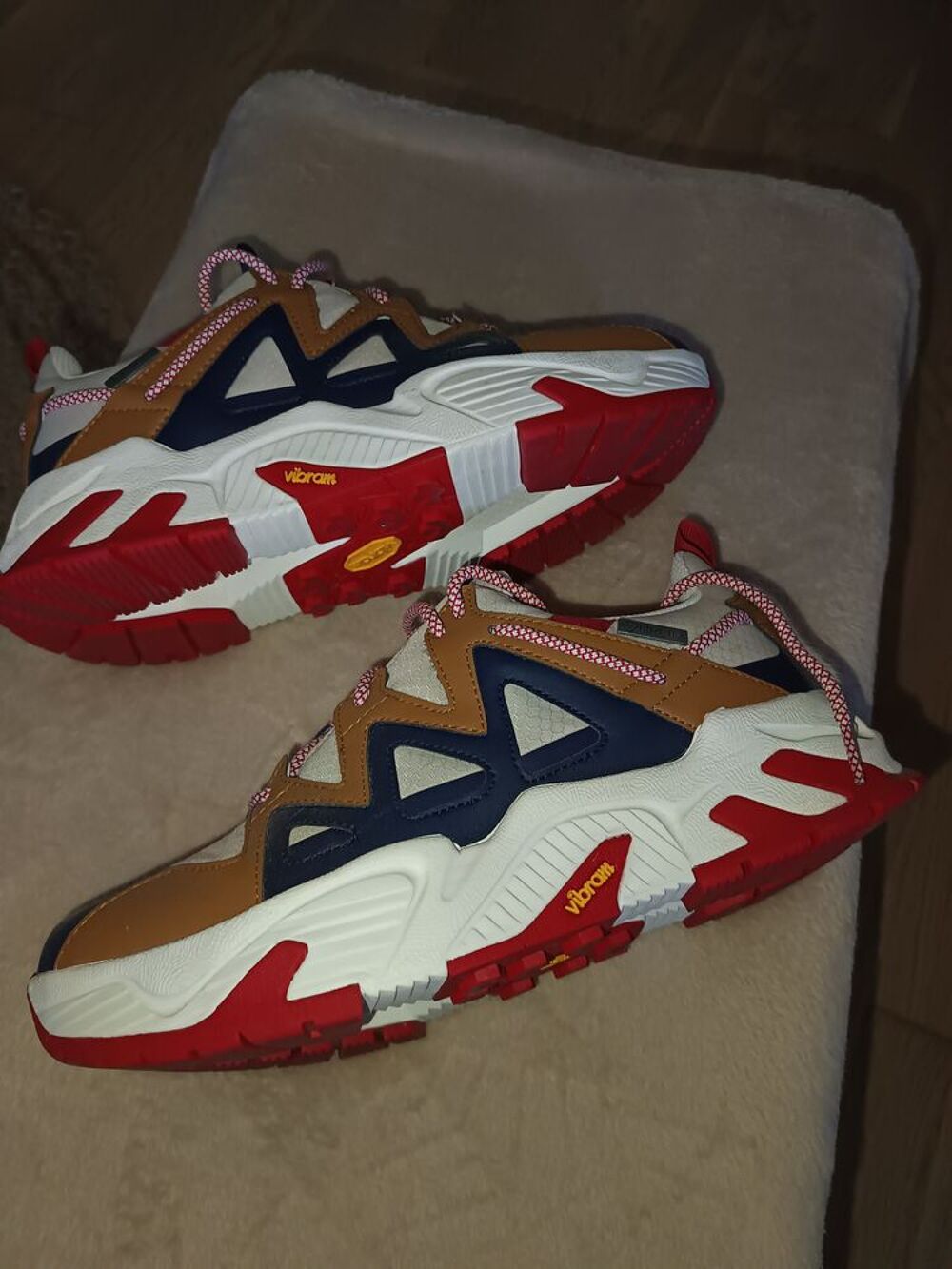 une paire de baskets jamais port&eacute;es Chaussures