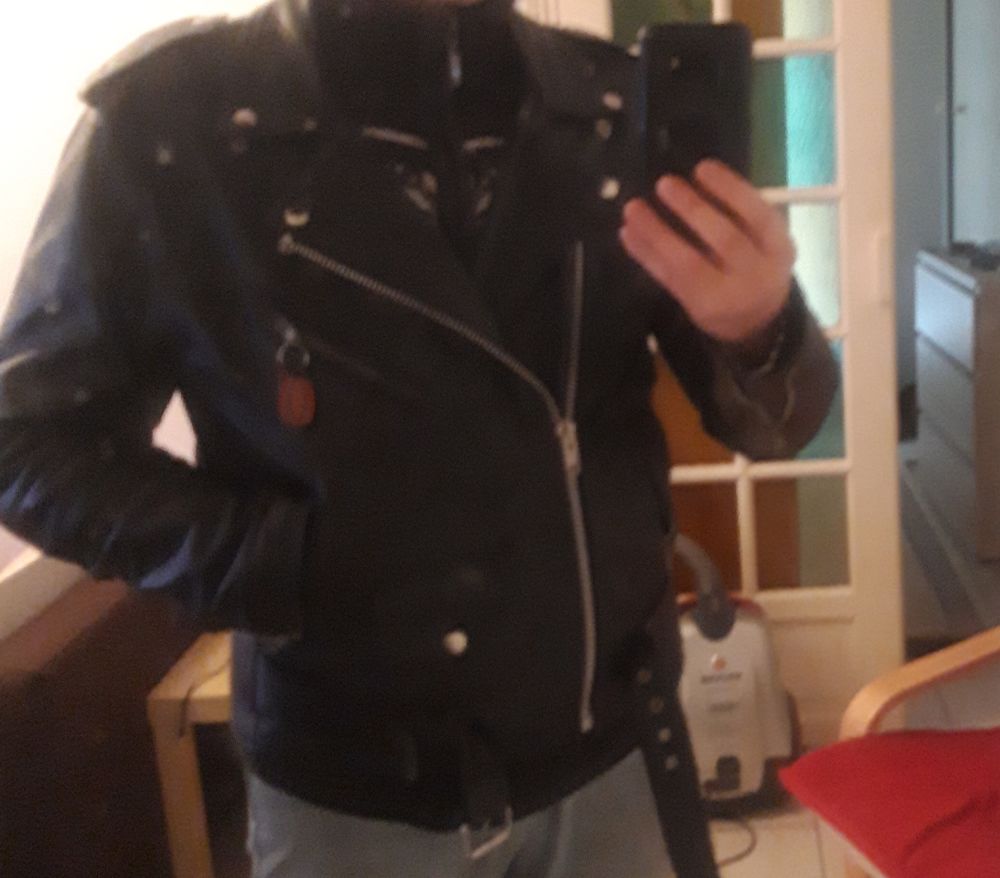perfecto en v&eacute;ritable cuir tr&egrave;s bon &eacute;tat. Vêtements