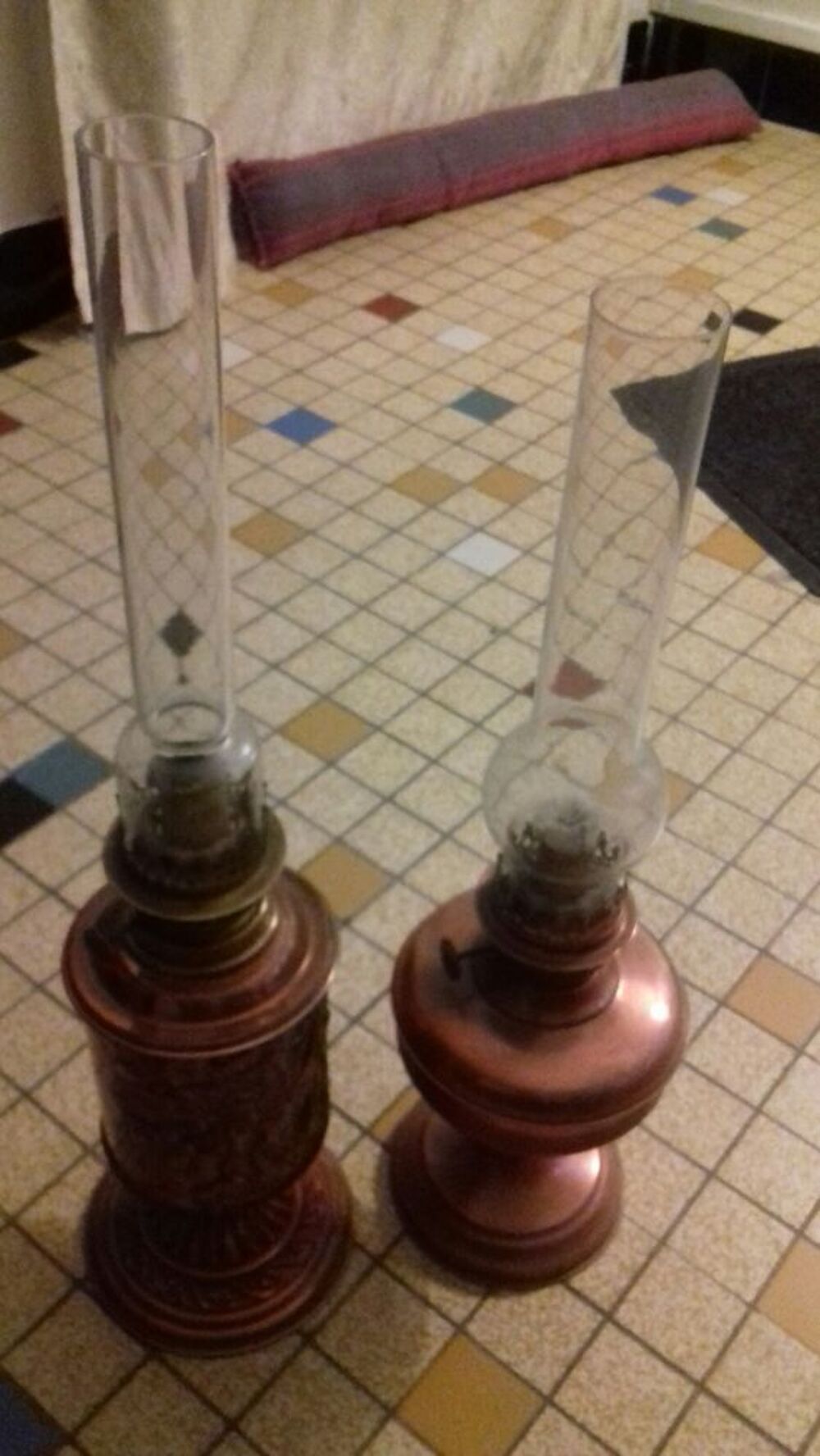 deux lampes &agrave; petroles. Maroquinerie