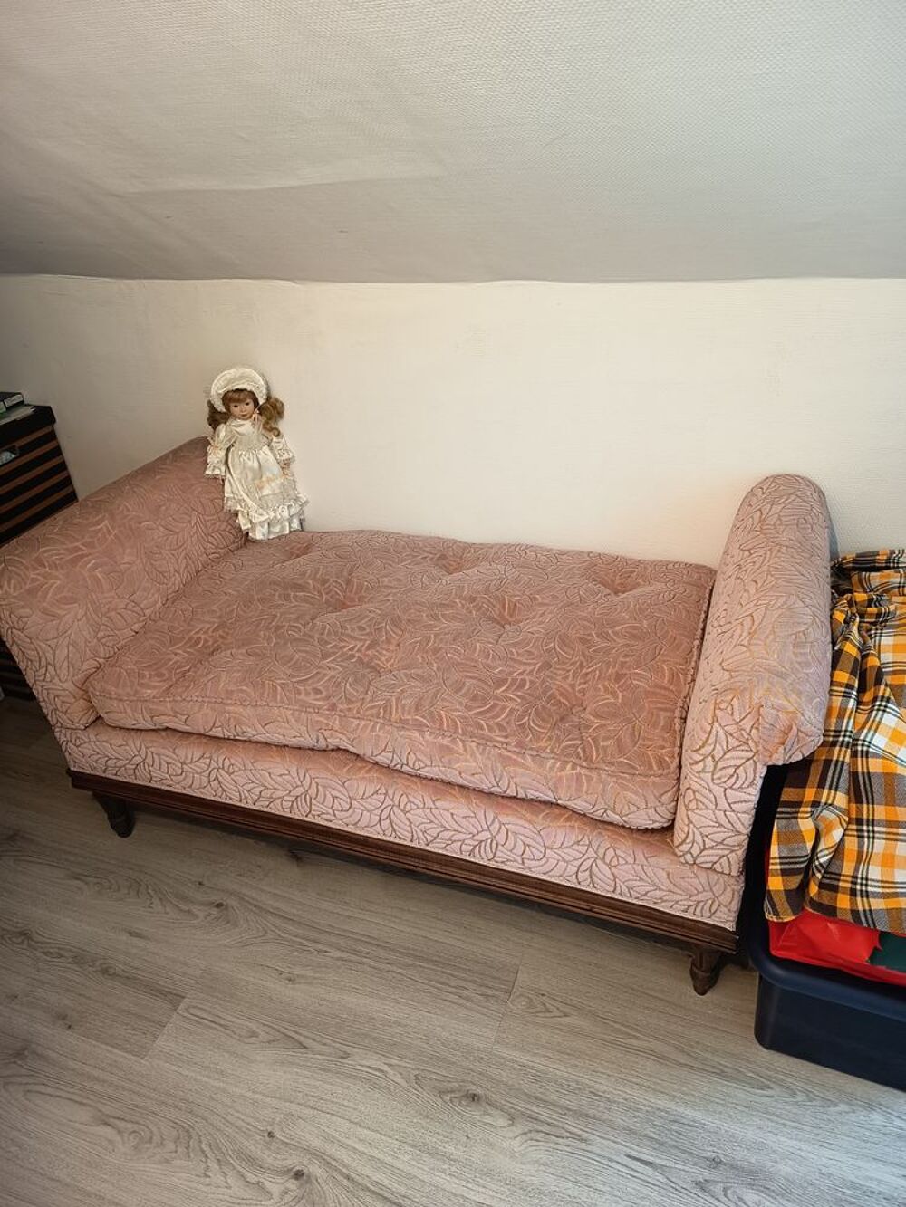 M&eacute;ridienne tissu rose &agrave; motifs Meubles