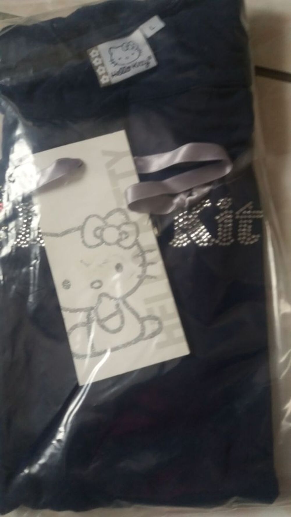 Tee shirt bleu marine et strass Hello Kitty neuf - T 38 - 40 Vêtements