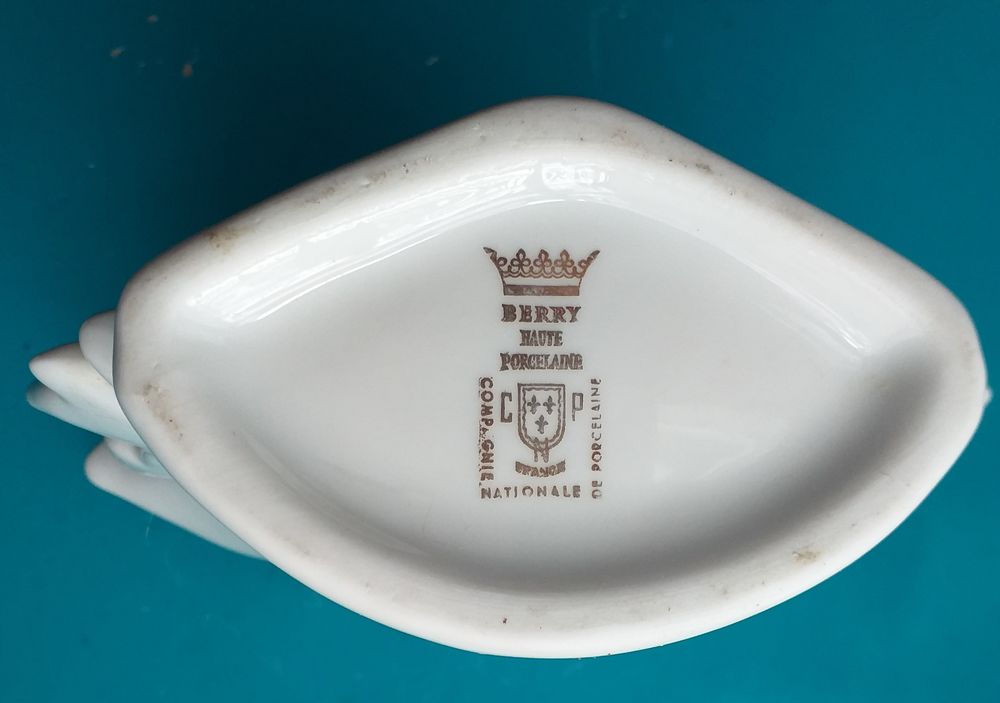 Vase vintage porcelaine du Berry, compagnie nationale de porcelaine, &agrave; d&eacute;cor d'aigle, embleme de Napoleon Décoration