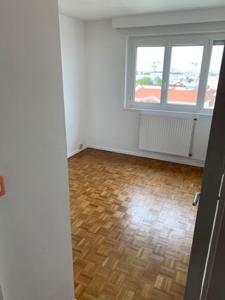  Appartement à louer 4 pièces 83 m²