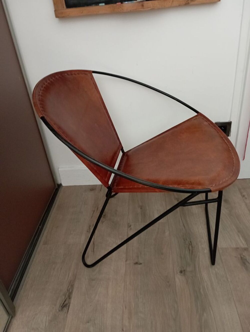 Fauteuil rond en cuir de ch&egrave;vre marron et m&eacute;tal design Meubles