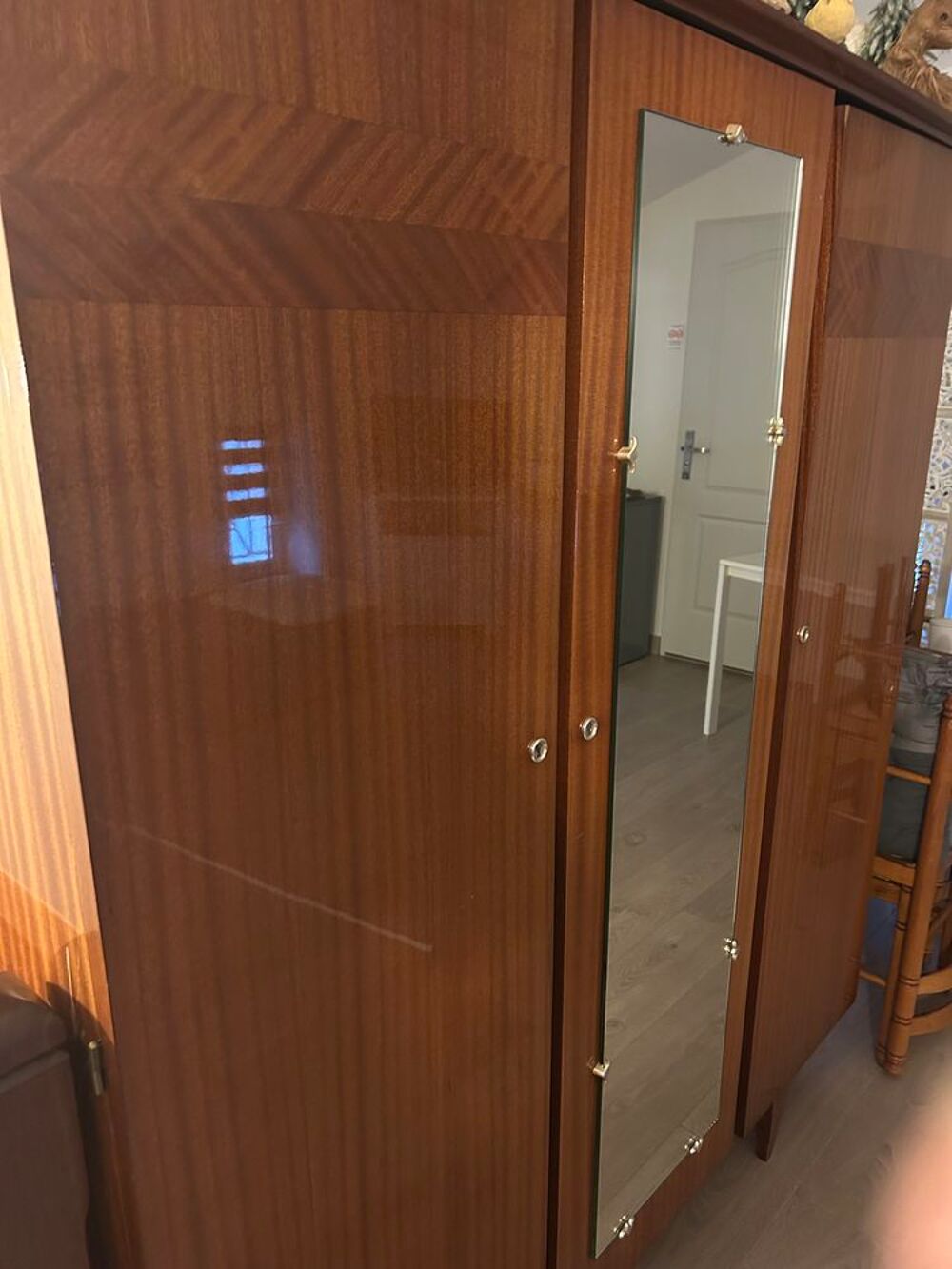 Armoire, trois portes avec tiroir et miroir Meubles