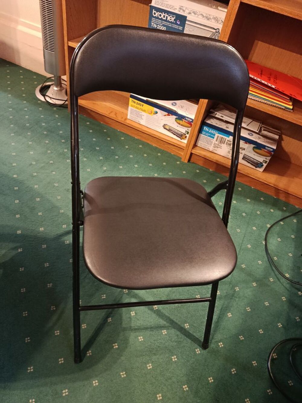 Lot de trente chaises identiques, bon &eacute;tat Meubles