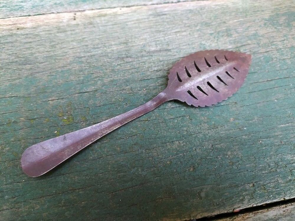 Ancienne Cuill&egrave;re &agrave; Absinthe Forme de Feuille. 