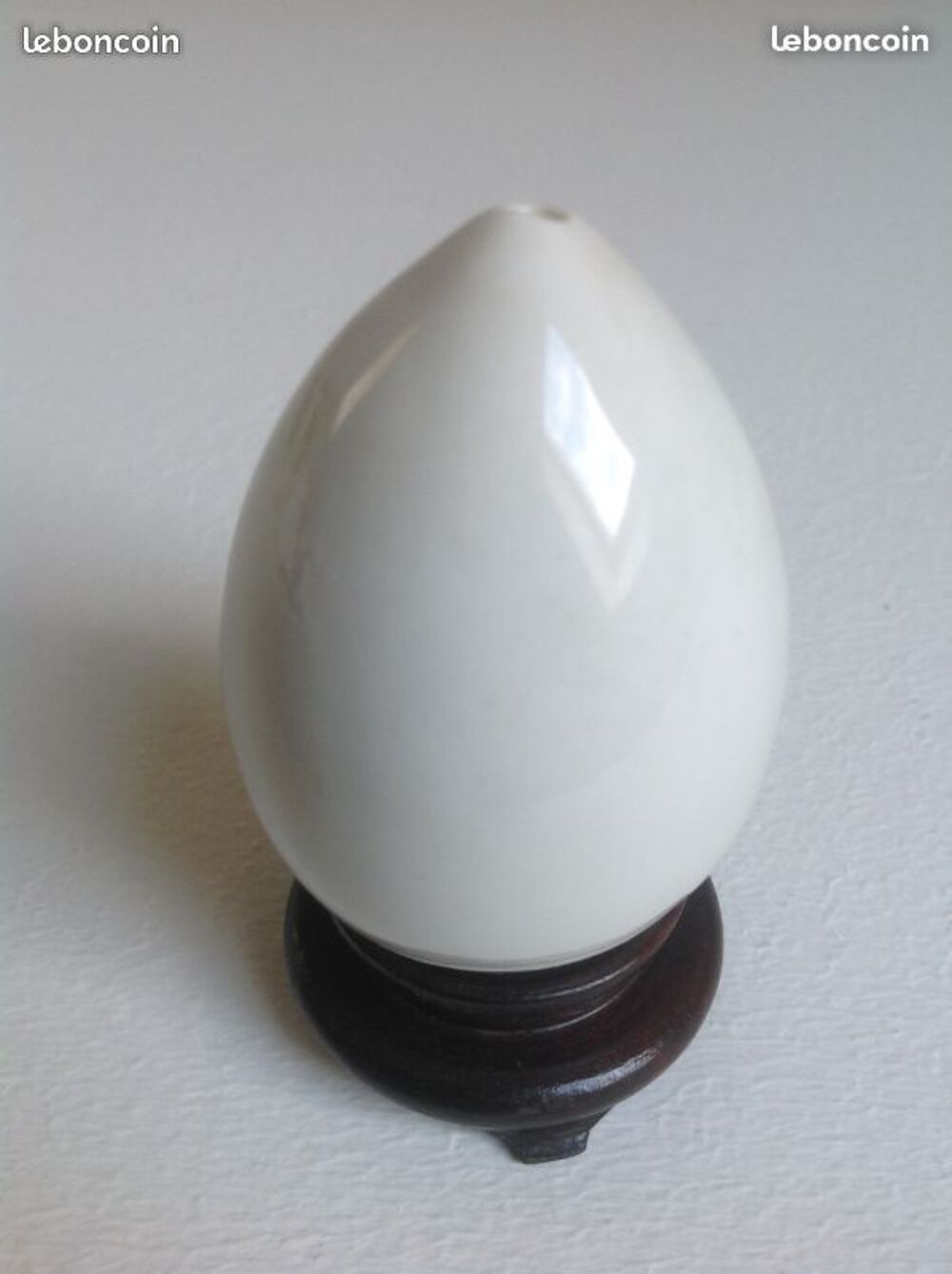 OEUF BLANC PORCELAINE SUR SOCLE NOIR BOIS Envoi Possible
Décoration