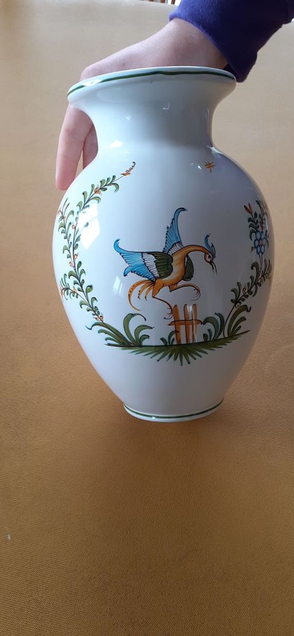 Vase en fa&iuml;ence sign&eacute; Lallier &agrave; Moustiers.
Décoration