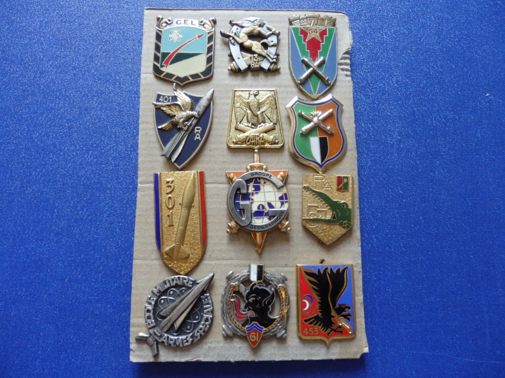 8 Plaquette de 12 insignes d'unit&eacute;s de l'Armee Fran&ccedil;aise. 