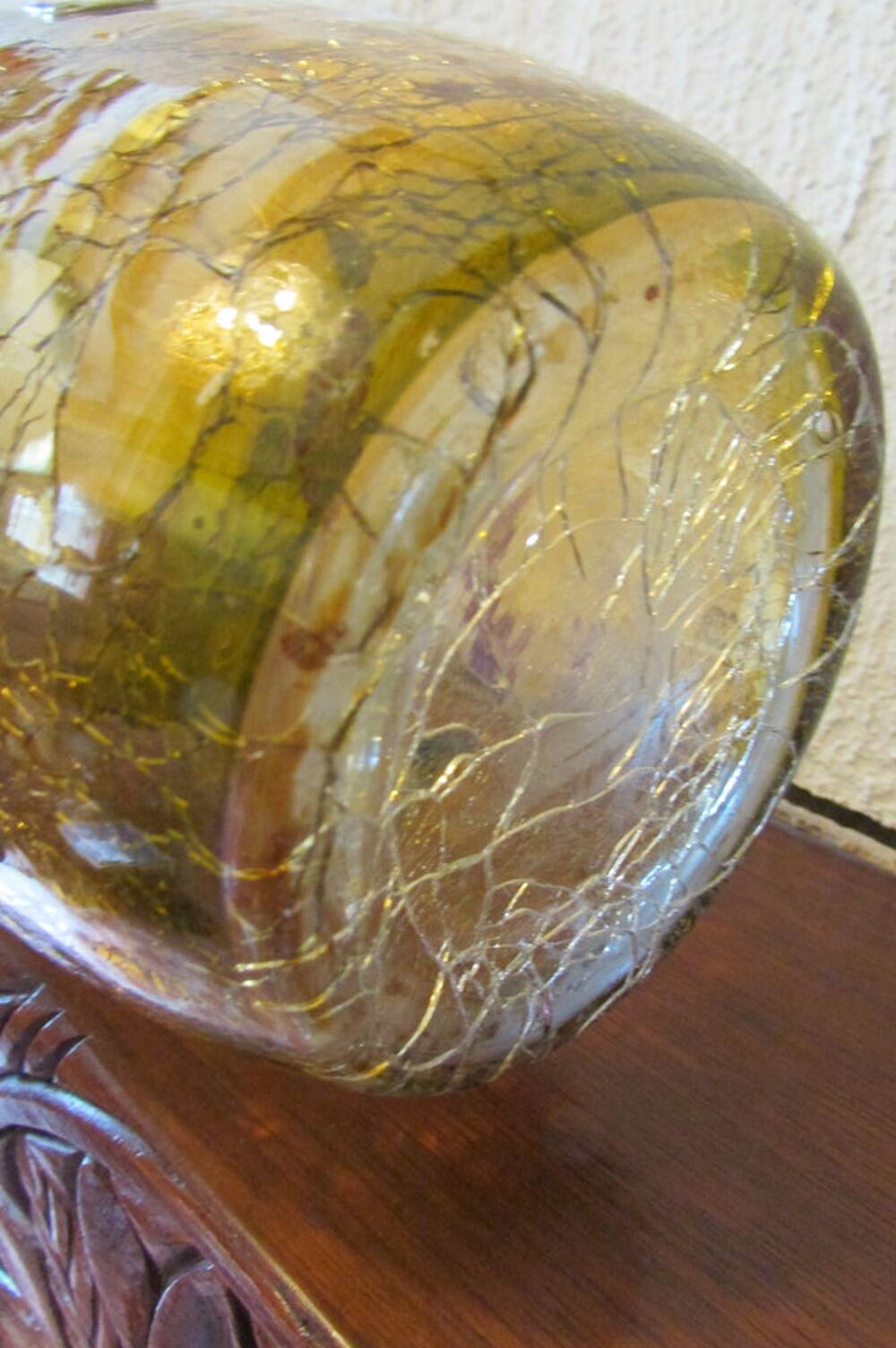 Vase en verre jaune, peinture craquel&eacute;e, motifs raisins Dcoration