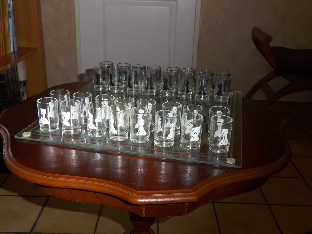 Jeu d'&eacute;checs en verre &agrave; liqueur 