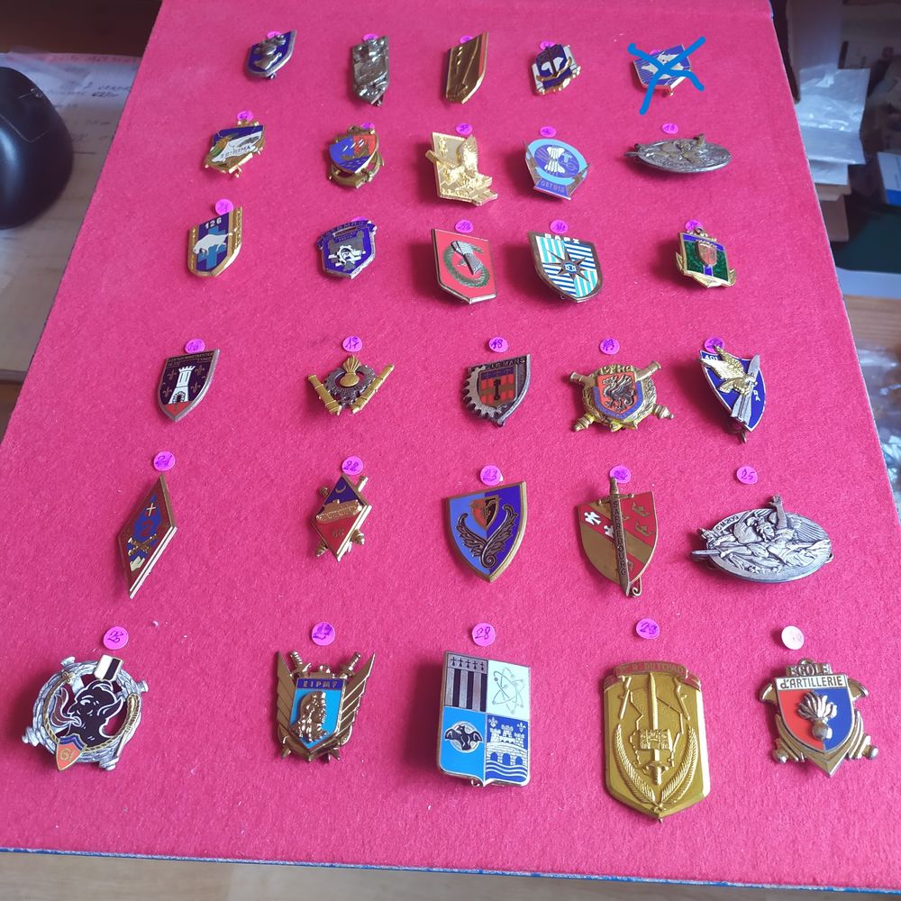 lot de 29 insignes militaires anciens avec attaches 
