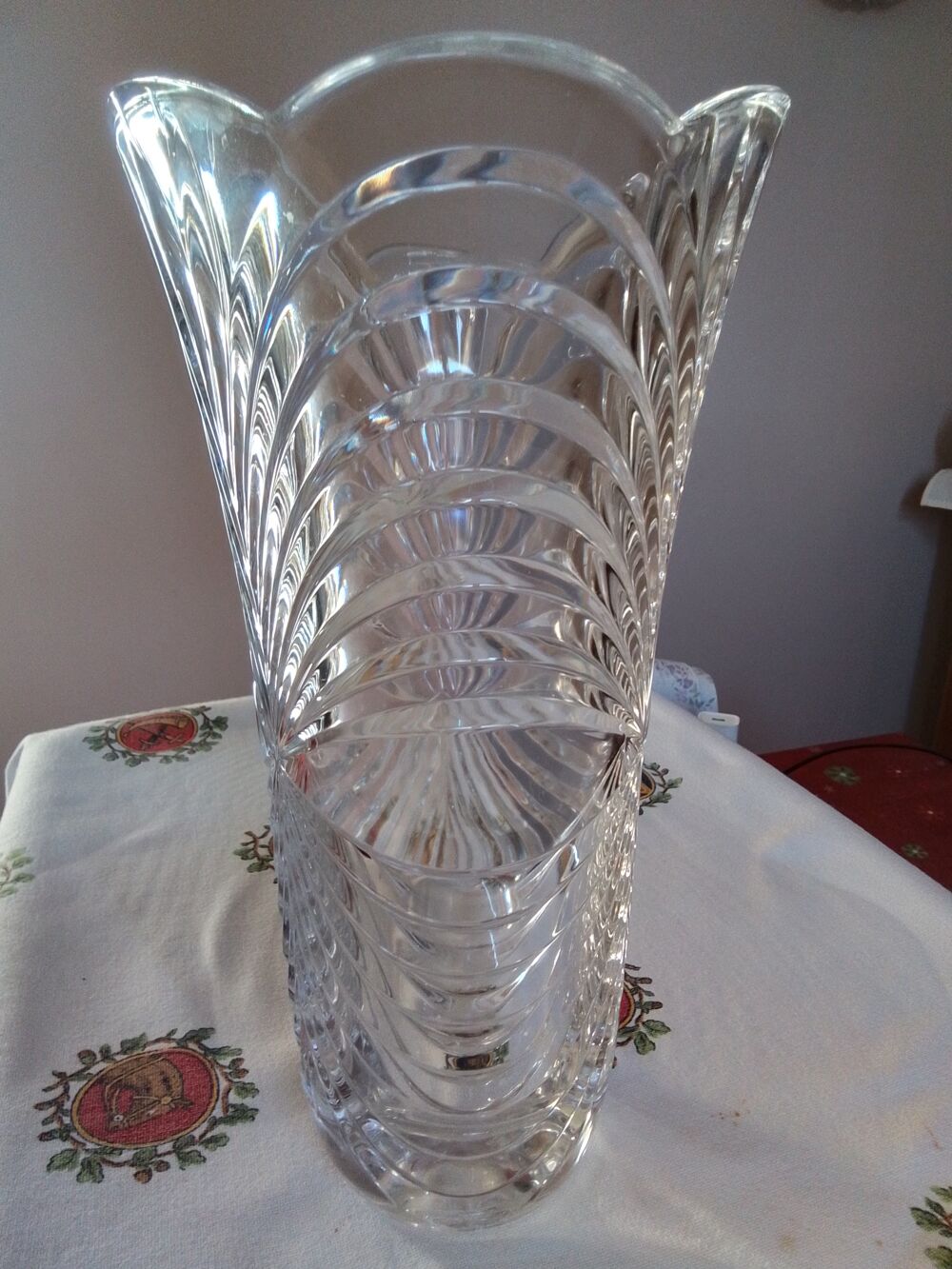Magnifique vase en verre sculpt&eacute; Décoration