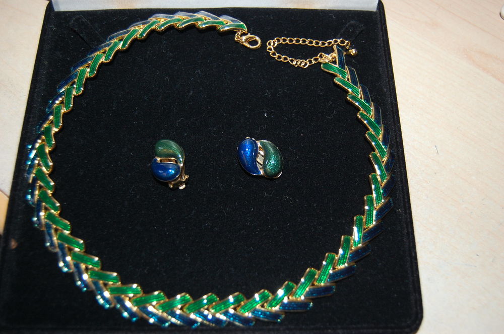collier et boucles d'oreilles Bijoux et montres