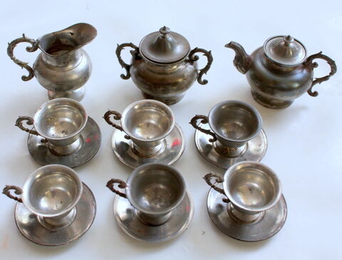 Service � Th� XIX dinette en m�tal 1900
complet
70 Issy-les-Moulineaux (92)