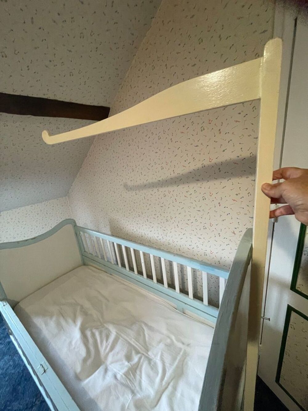 Lit de b&eacute;b&eacute; romantique en bois avec literie Mobilier enfants