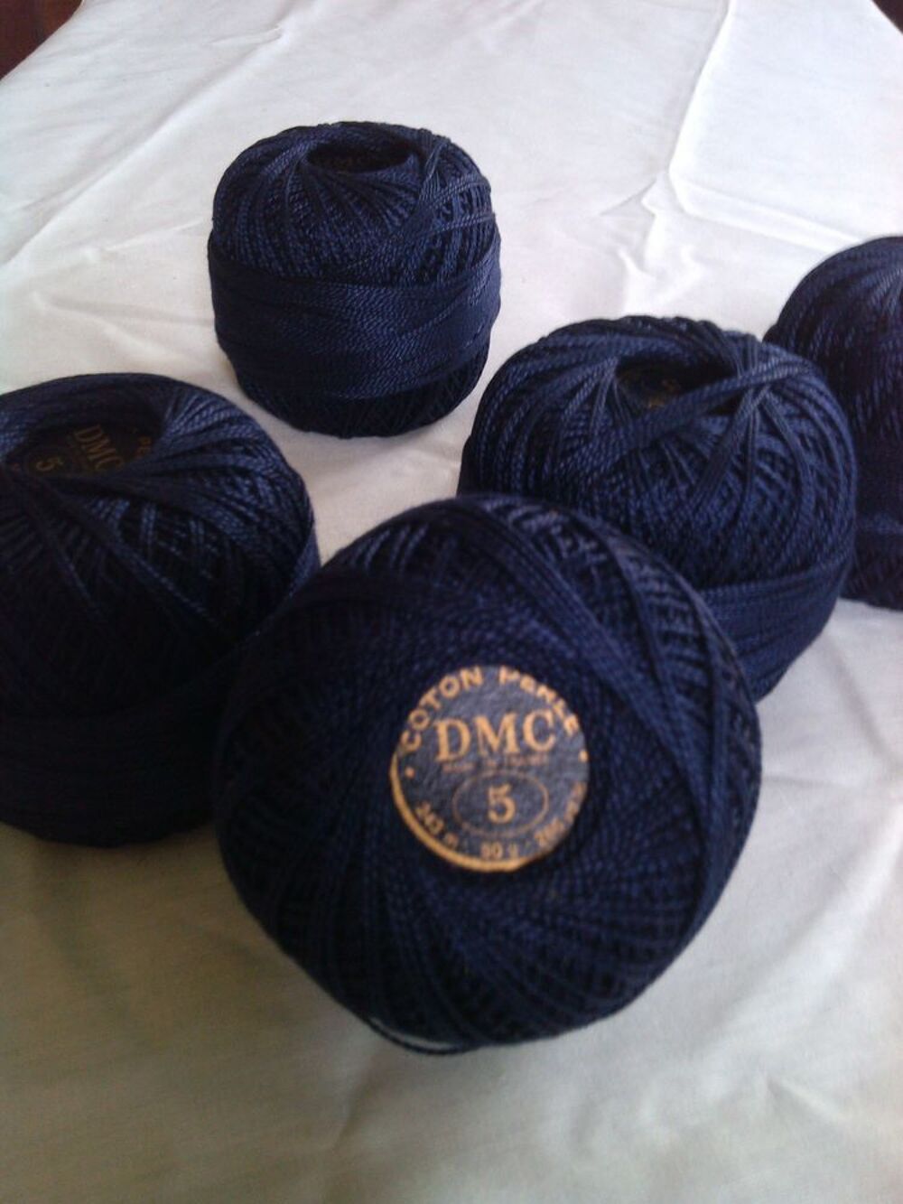 Pelotes de coton perl&eacute; DMC N&deg;5 - Bleu Myrtille 823 Décoration
