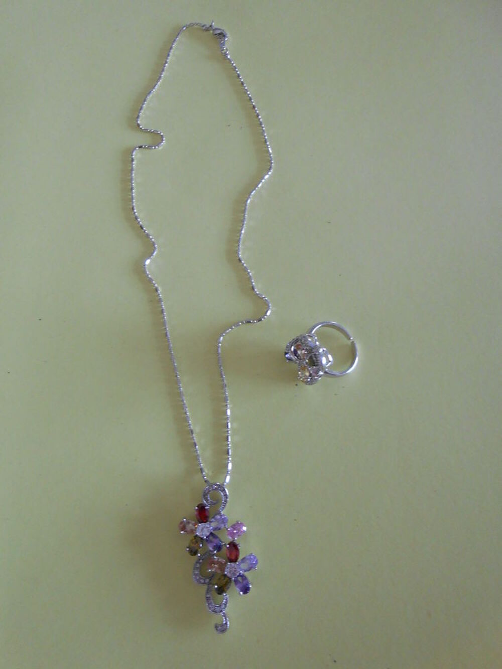 CHAINE ARGENTEE TRES FINE ET PENDENTIF Bijoux et montres