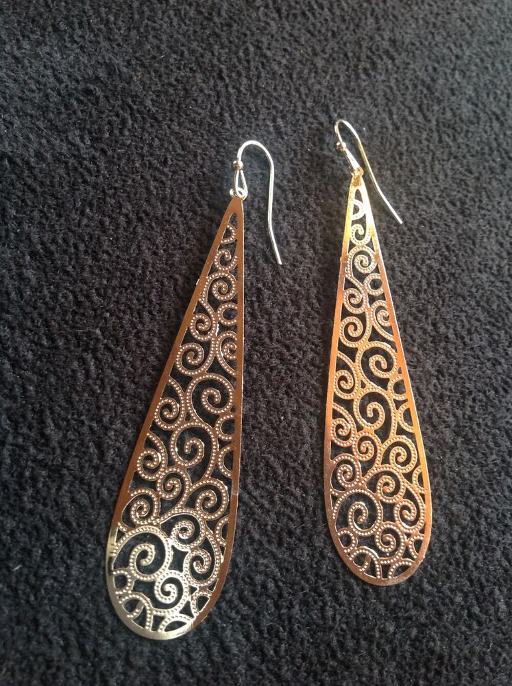 BOUCLES OREILLES ARGENT&Eacute;E GOUTTE 6,3cm Envoi possible
Bijoux et montres
