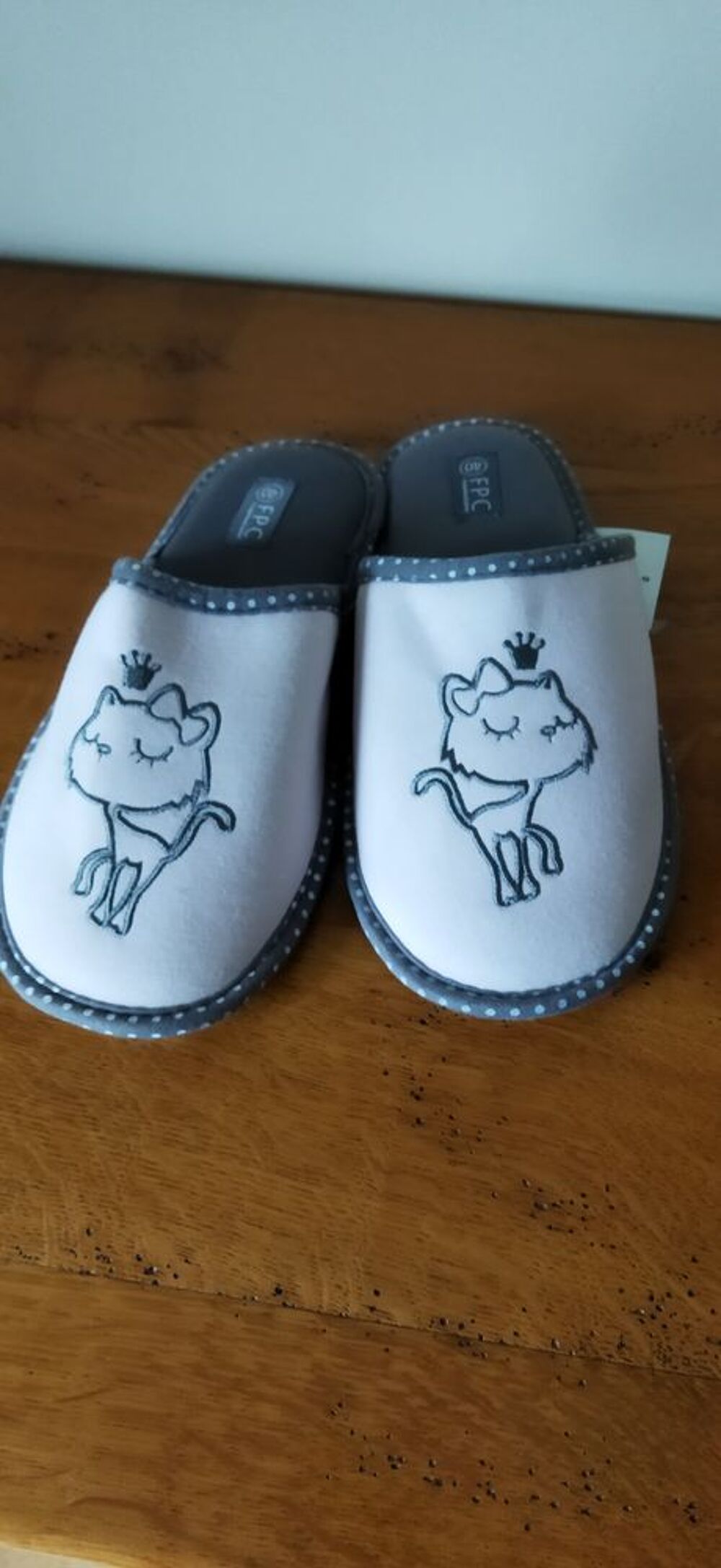2 paires de chaussons neuves Chaussures
