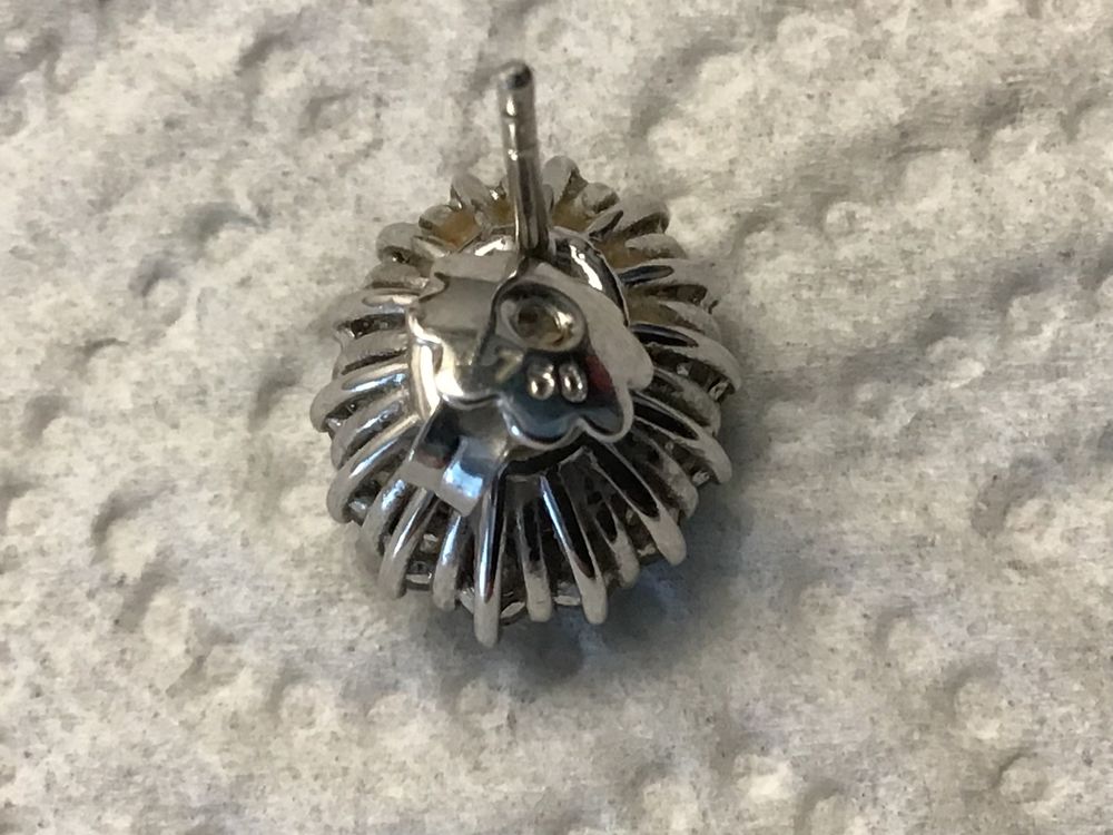Boucles d?oreilles en or blanc &eacute;meraudes et diamants avec certificat AIG. &Eacute;meraudes de 3,01 carat, diamants 0, 20 carat. &Eacute;tat neuf. Bijoux et montres
