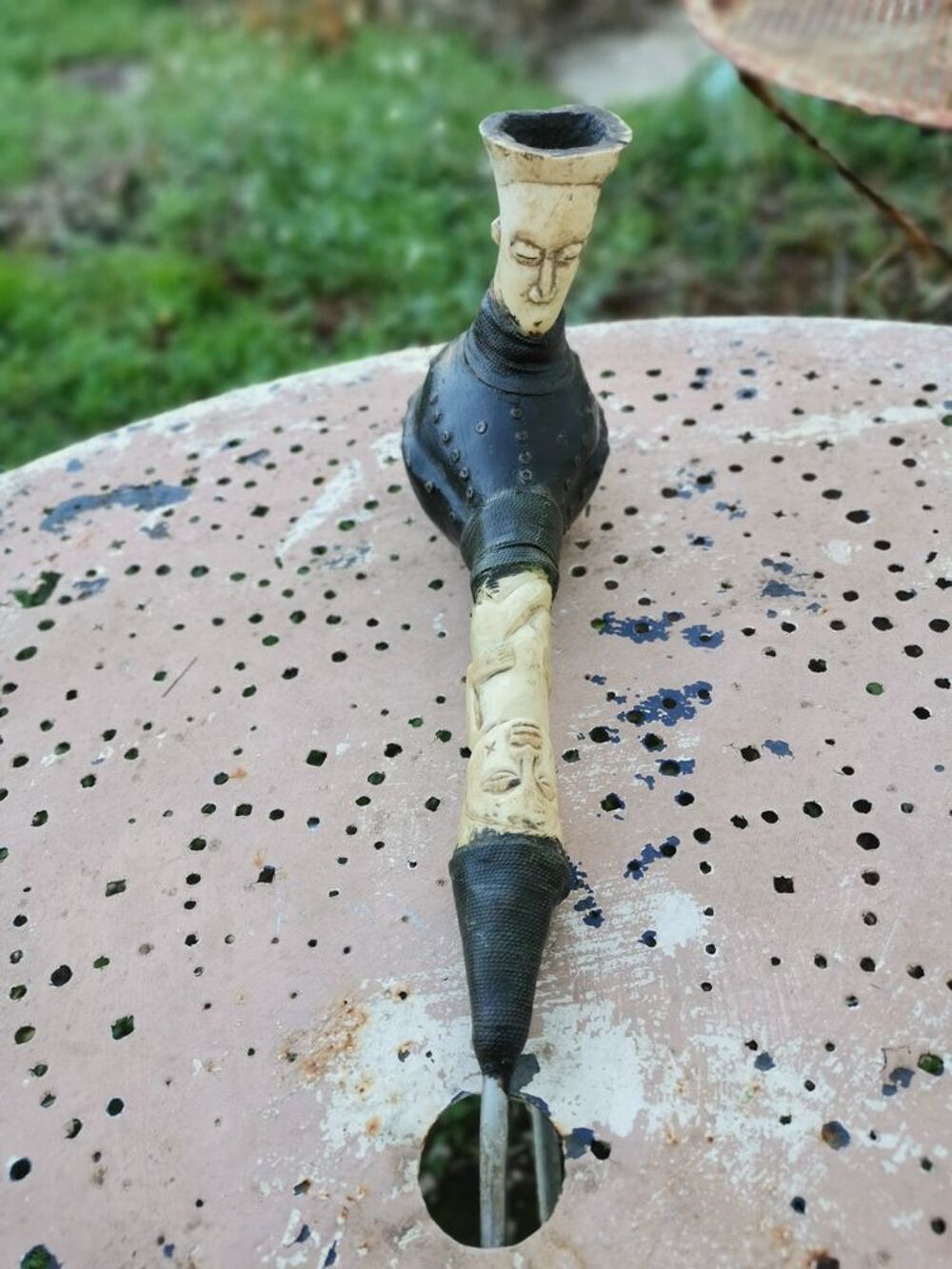 Grande pipe africaine ancienne sculpt&eacute; 
