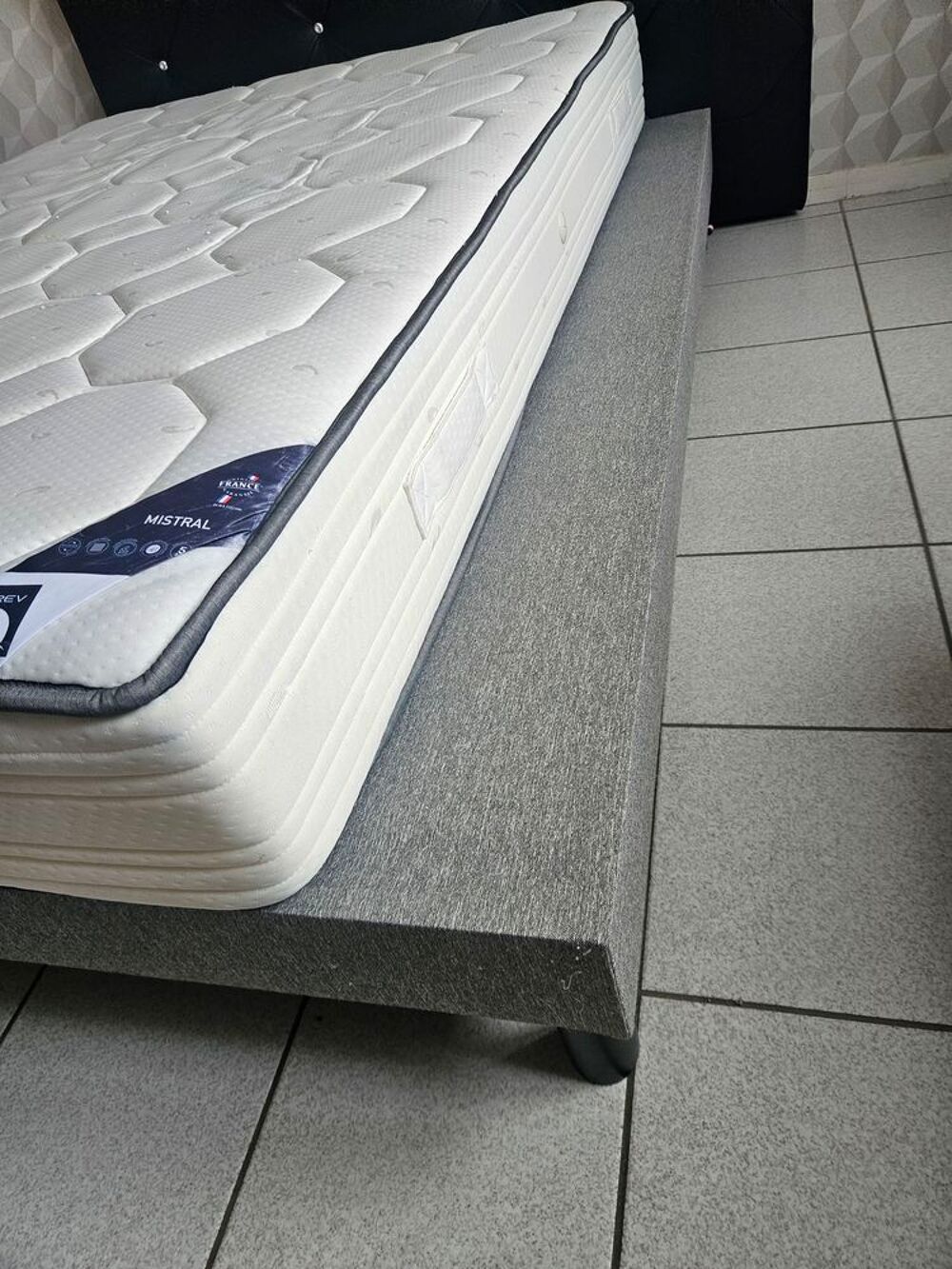 MATELAS MISTRAL 140&times;190 + sommier + pieds Meubles