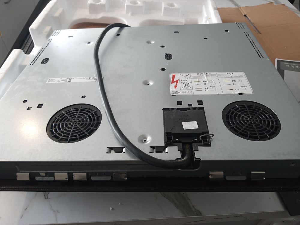 Table induction Electrolux connect&eacute;e avec hotte Electroménager