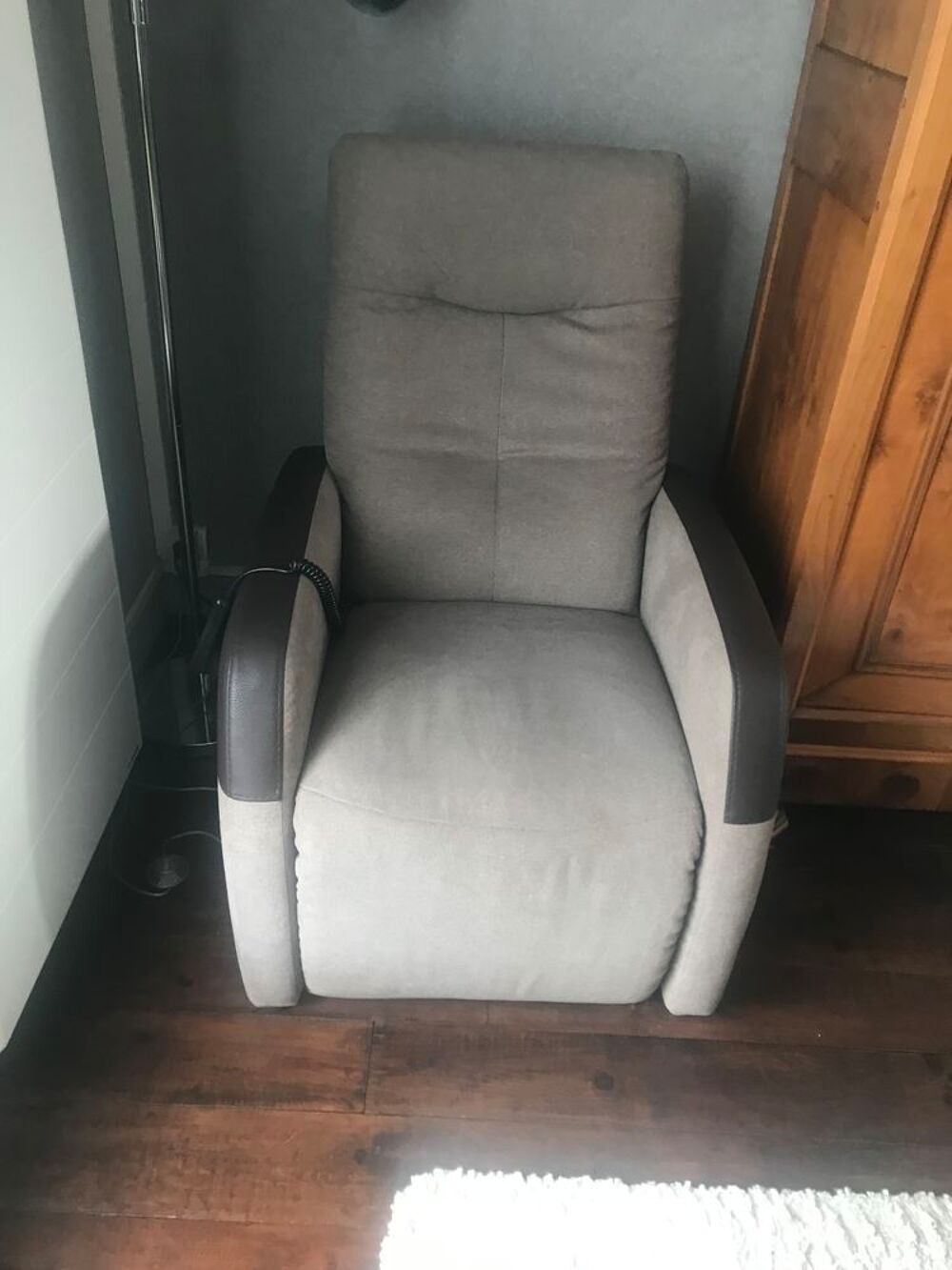 armoire normande super etat et fauteuil electrique Meubles