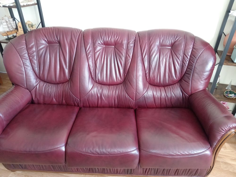 d'un ensemble de fauteuil en cuir couleur bordeaux Meubles