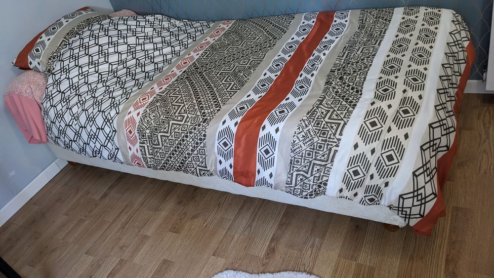 Lit 140 x 90 + matelas et couettes Meubles