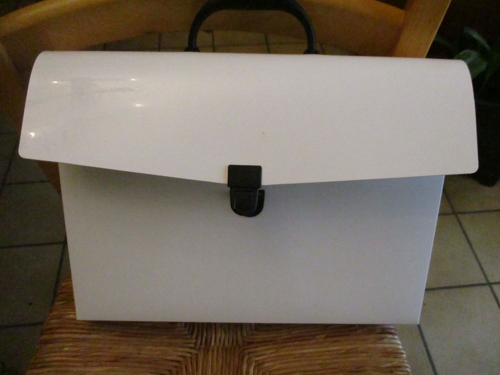 petit cartable blanc en plastique pour jouer ou tout autre Jeux / jouets