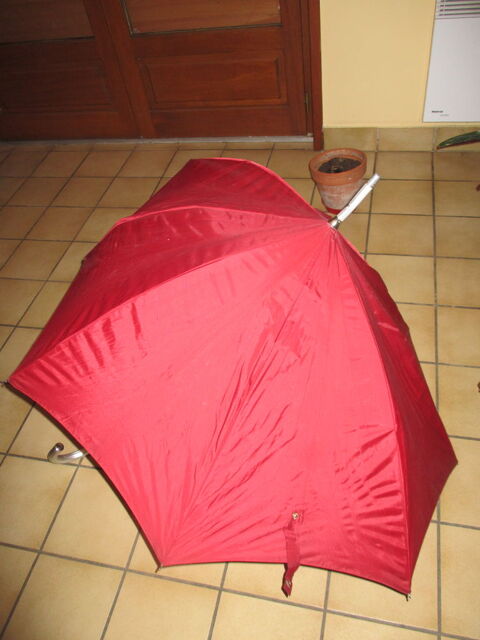 grand parapluie rouge peut�tre pour bricolage 0 M�rignies (59)