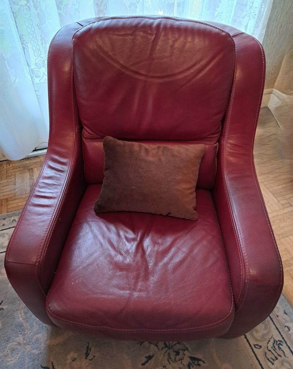 2 fauteuils en cuir de buffle &agrave; restaurer Meubles