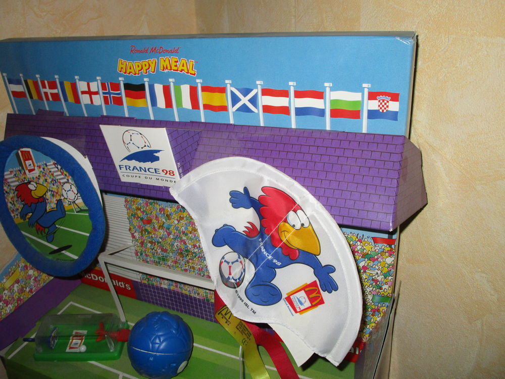 VIEUX PRESENTOIR MC DONALD'S"coupe du monde 1998" 