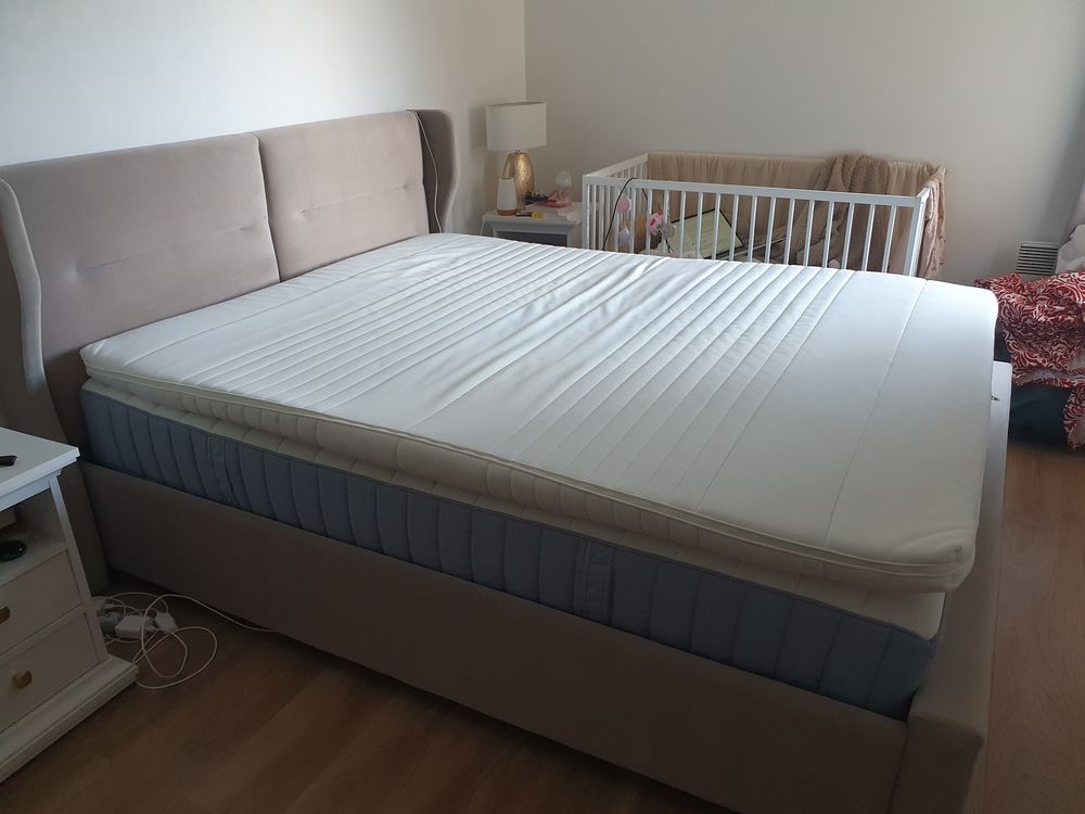 Lit double beige avec t&ecirc;te de lit Meubles