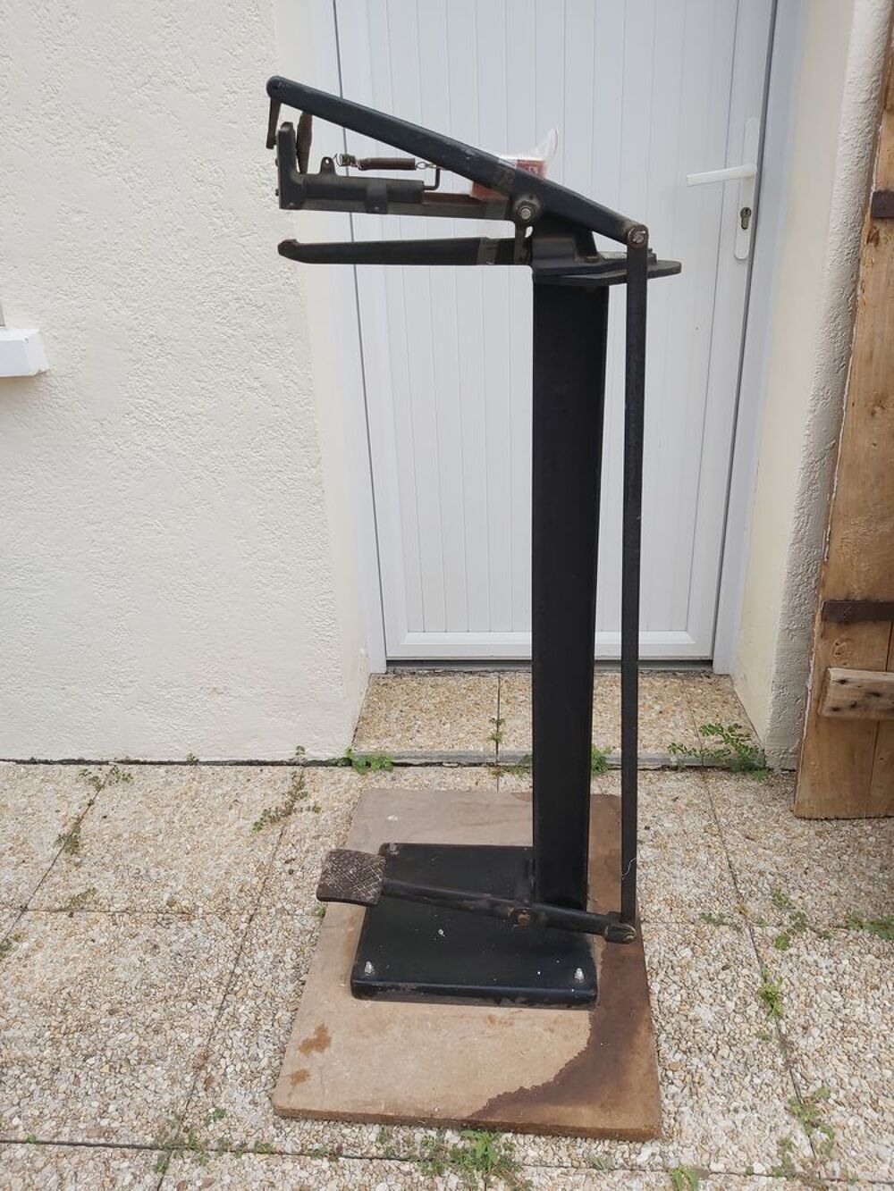 Agrafeuse industrielle &agrave; pied ? robuste et fonctionnelle Bricolage