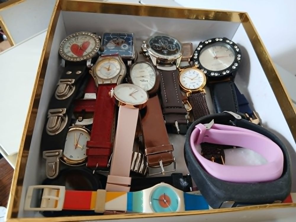  Lot de 20 montres styl&eacute;es diff&eacute;rentes, boite dor&eacute;e N&deg;1469 Bijoux et montres