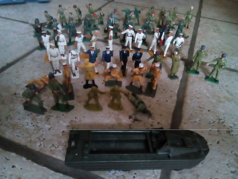 Figurines soldats ann&eacute;es 1970 plus v&eacute;hicule 825 Dinky Toys Jeux / jouets
