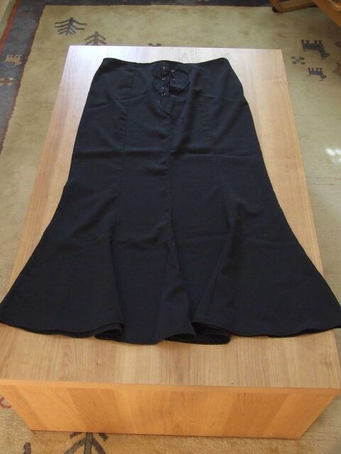 Jupe mi-longue � godets. Noire. T. 3 (42 44) TBE 6 Bagnolet (93)