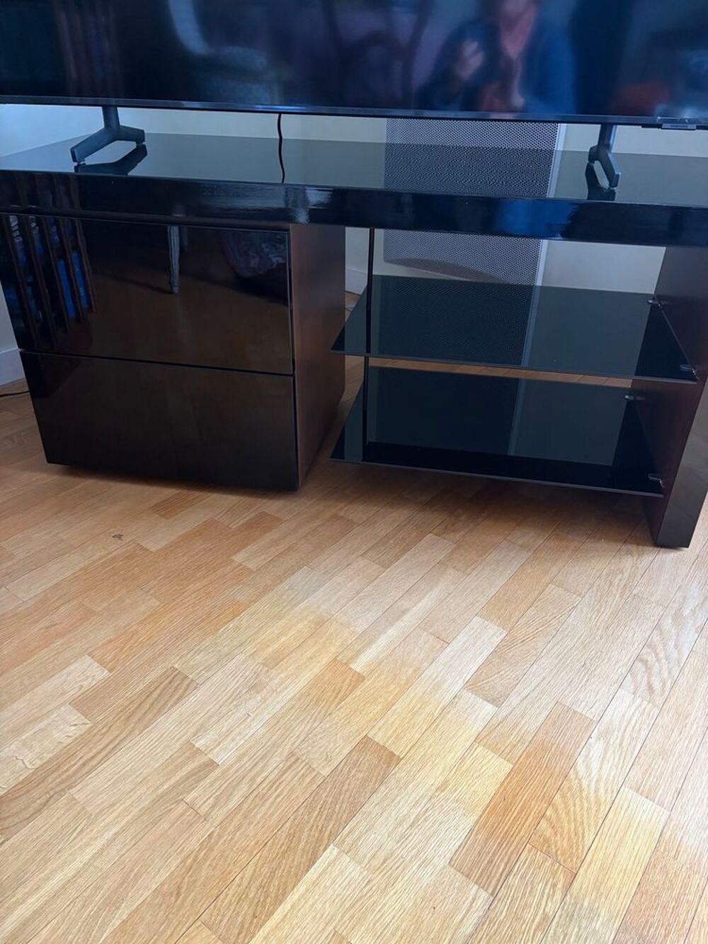&agrave; vendre table de t&eacute;l&eacute; bois laqu&eacute; noir en tr&egrave;s bon &eacute;tat Meubles