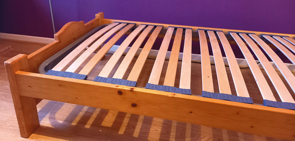 Lit en bois pin + sommier etat neuf 90x190cm Meubles