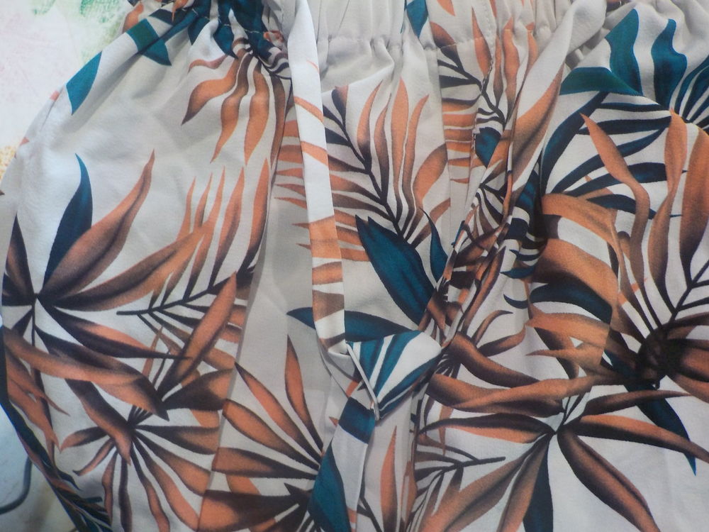 SHORT SHEIN TAILLE M FOND BLANC CASSE DECOR FEUILLES Vêtements