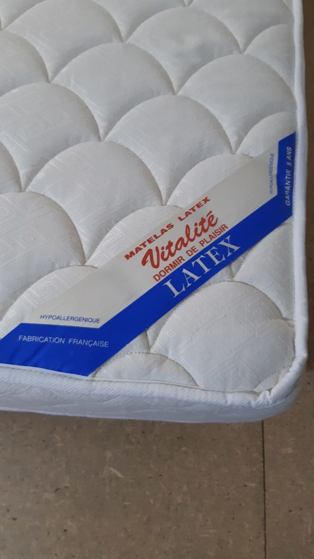 Matelas avec sommier &agrave; lattes et pieds de lit 140 x 190 Meubles