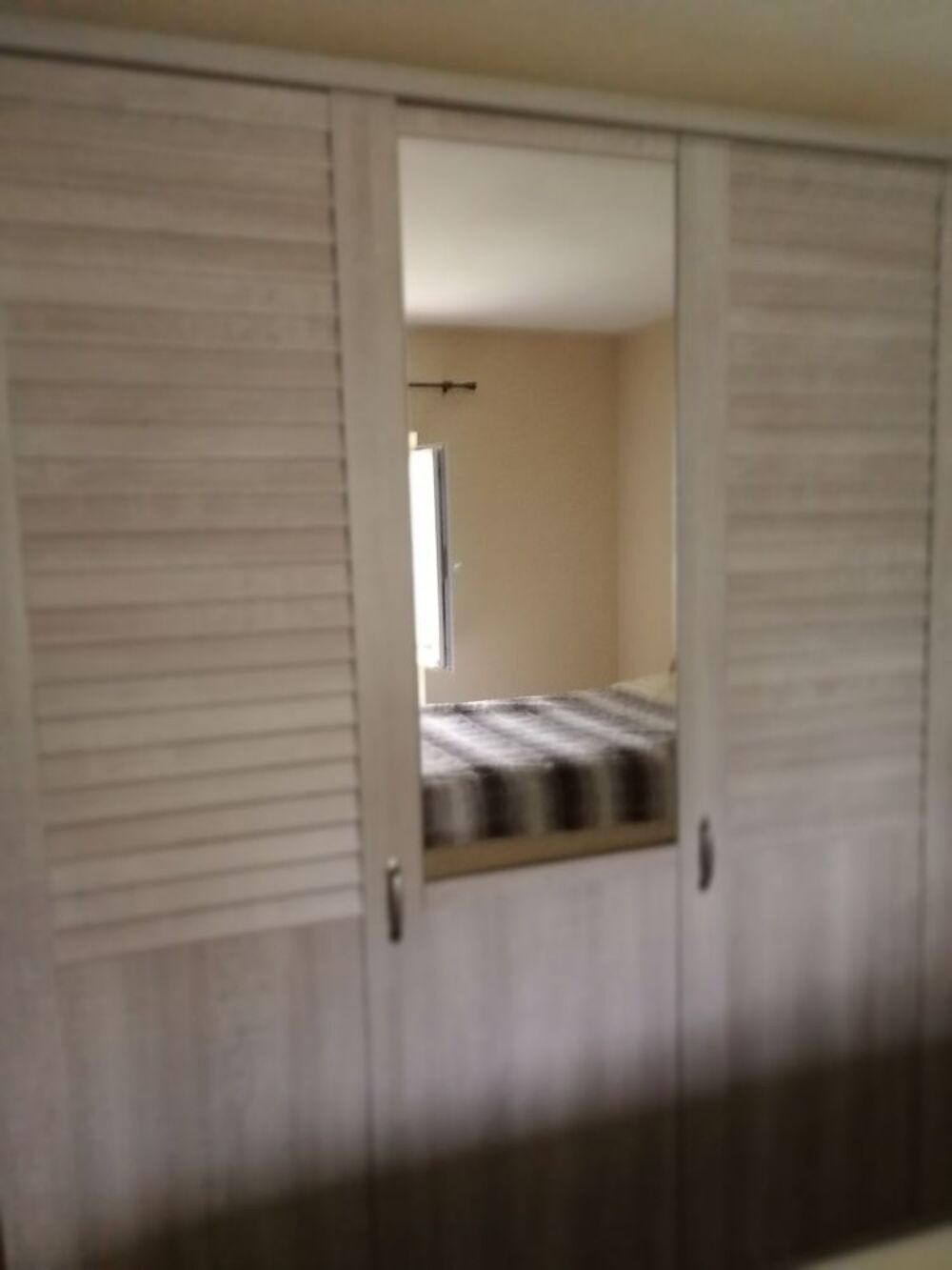 Grande armoire avec miroir TRES avant le 30 /10 Meubles